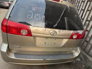 Toyota Sienna LE AWD 2009 Gold