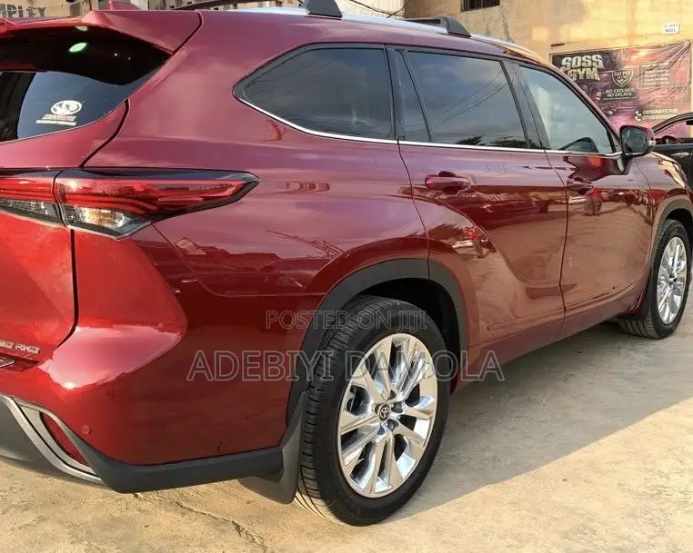 Toyota Highlander XLE 2022 Red