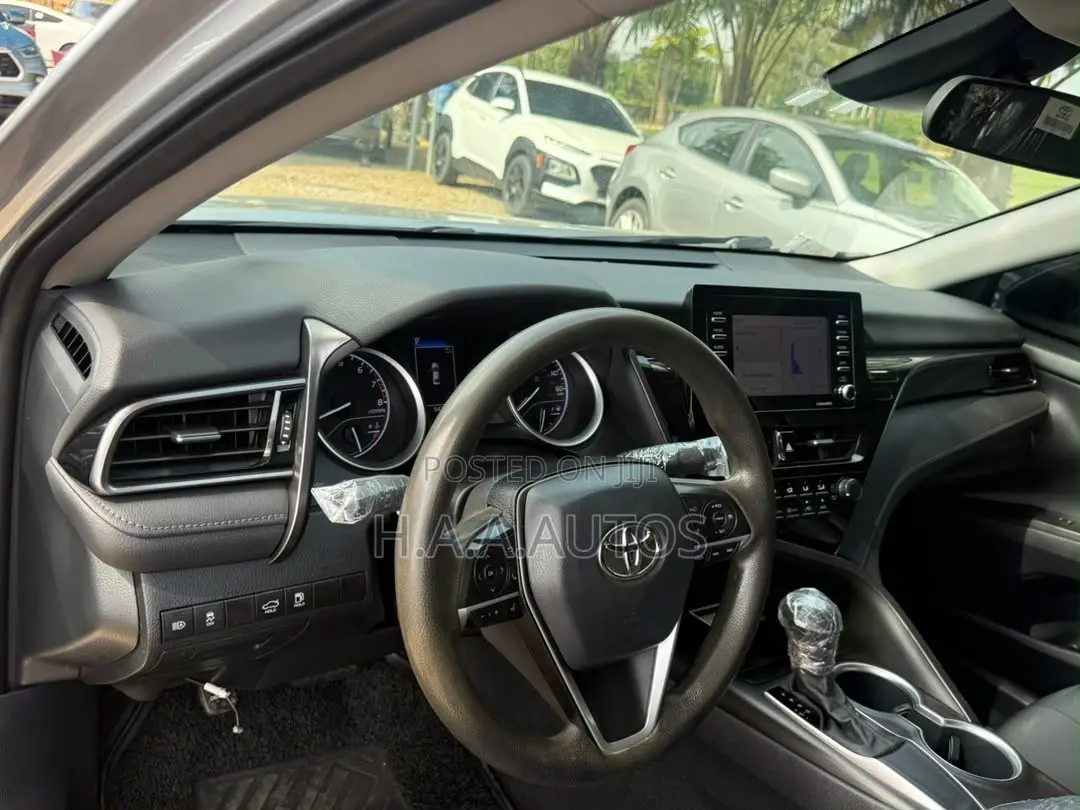 Toyota Camry SE 2023 Silver