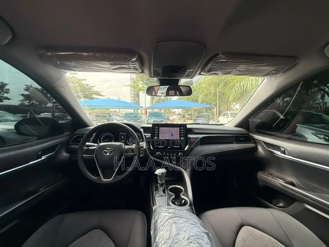 Toyota Camry SE 2023 Silver