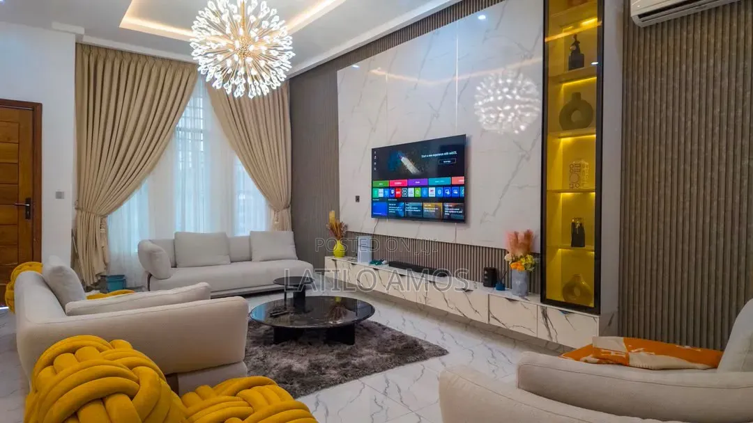 Premium Luxury 5 Bedroom Apartment Featuring a PS5, Private Lounge.