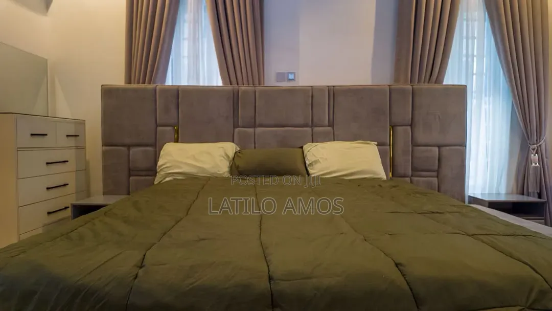 Premium Luxury 5 Bedroom Apartment Featuring a PS5, Private Lounge.