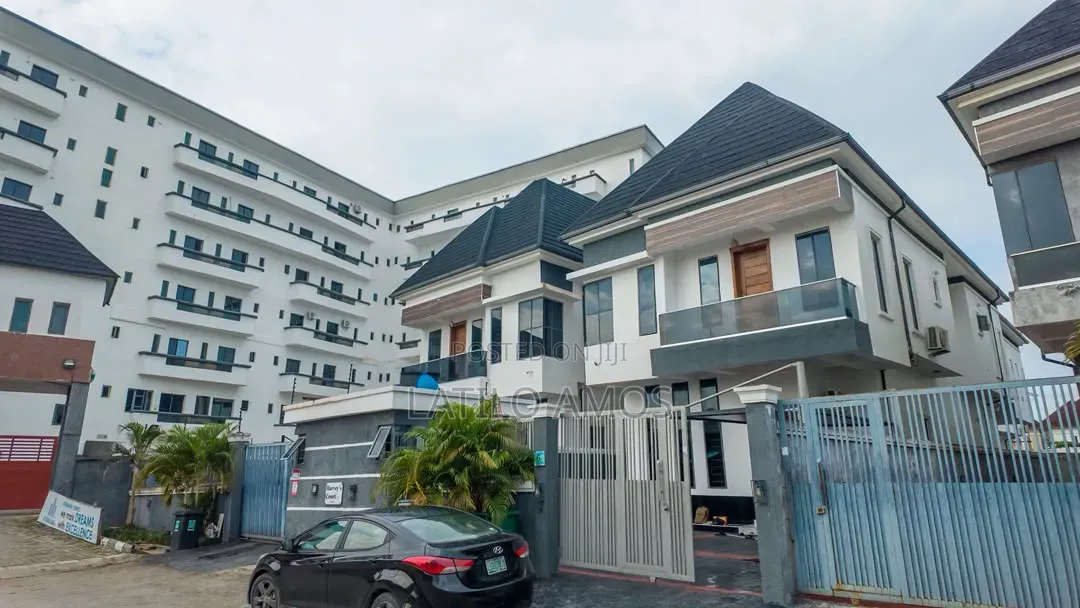 Premium Luxury 5 Bedroom Apartment Featuring a PS5, Private Lounge.