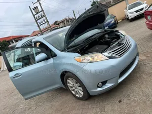 Toyota Sienna XLE 8-Passenger 4dr Minivan (3.5L 6cyl 6A) 2015 Gray