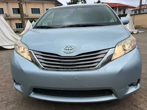 Toyota Sienna XLE 8-Passenger 4dr Minivan (3.5L 6cyl 6A) 2015 Gray