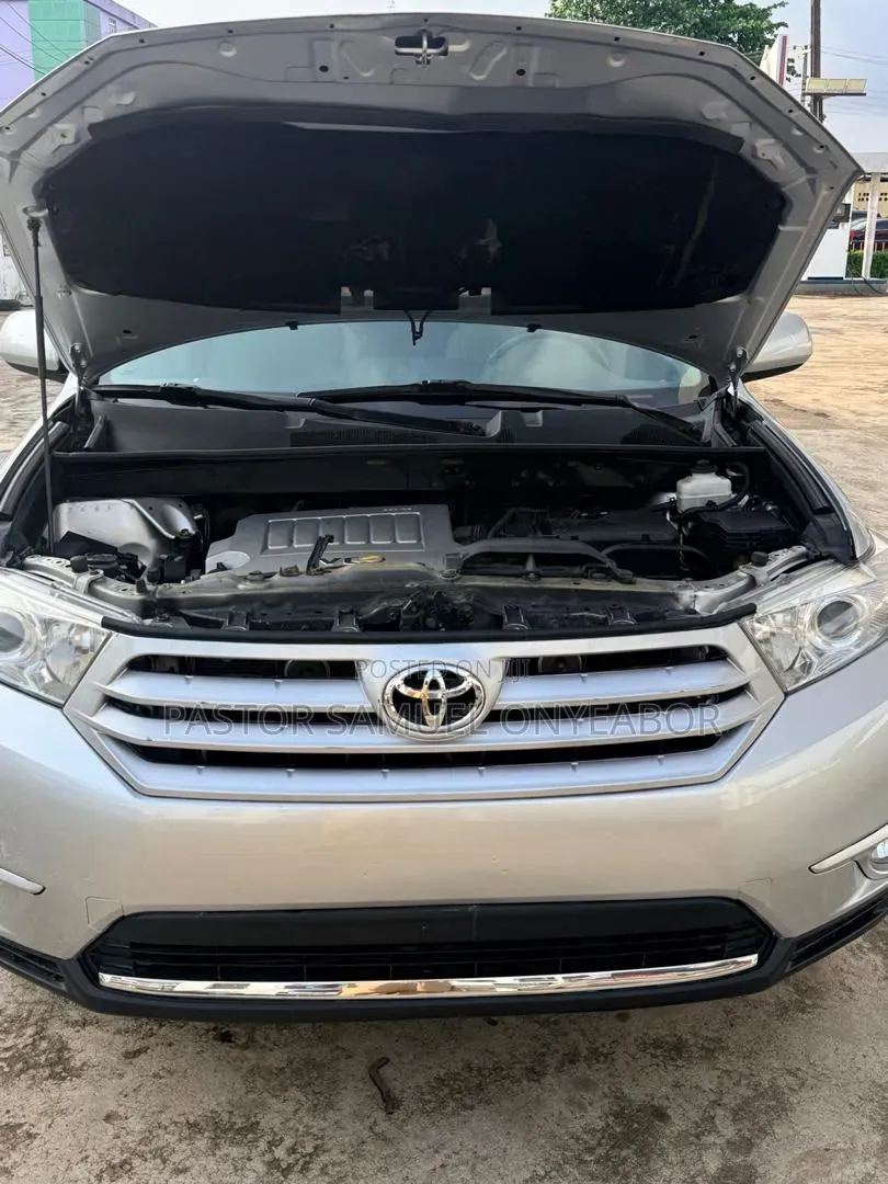 Toyota Highlander SE 2012 Silver