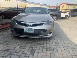 Toyota Avalon XLE Sedar FWD (3.5L 6cyl 6A) 2013 Gold