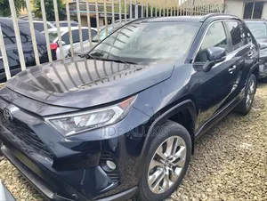 Toyota RAV4 XSE 2019 Blue