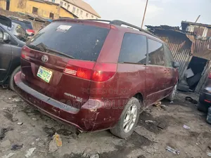 Toyota Sienna 2005 Maroon