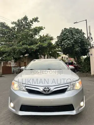 Toyota Camry XLE V6 4dr Sedan (3.5L 6cyl 6A) 2013 Silver