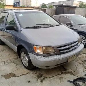 Toyota Sienna 2000 Gray