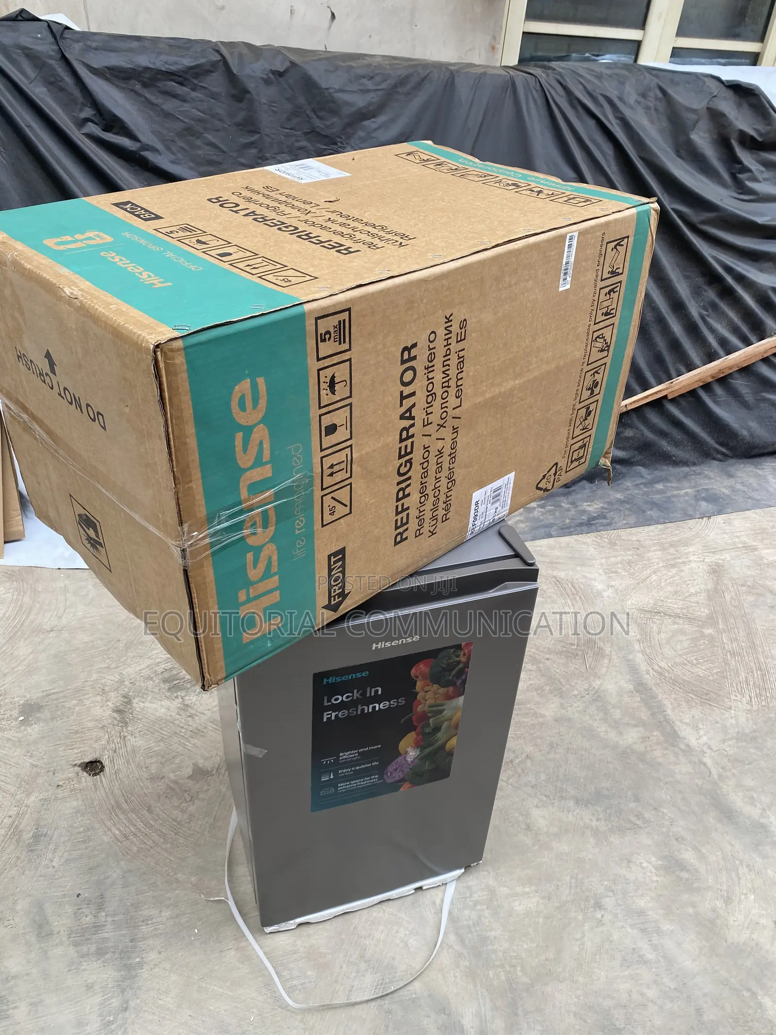Hisense REF093DR Compact Fridge With 90L Capacity and Freezer