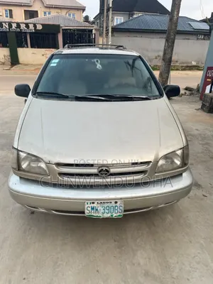 Toyota Sienna 2000 Gold