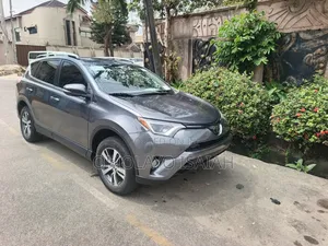 Toyota RAV4 XLE 4dr SUV (2.5L 4cyl 6A) 2018 Gray