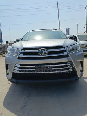 Toyota Highlander XLE 4x2 V6 (3.5L 6cyl 8A) 2017 Silver