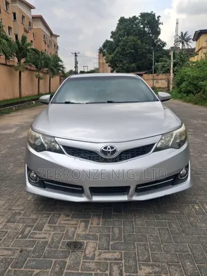 Toyota Camry SE 4dr Sedan (2.5L 4cyl 6A) 2014 Silver