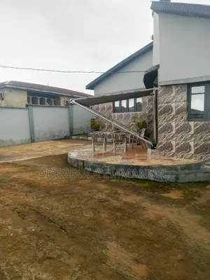 7bdrm Block of Flats in Oloruntedo, Alakia for sale