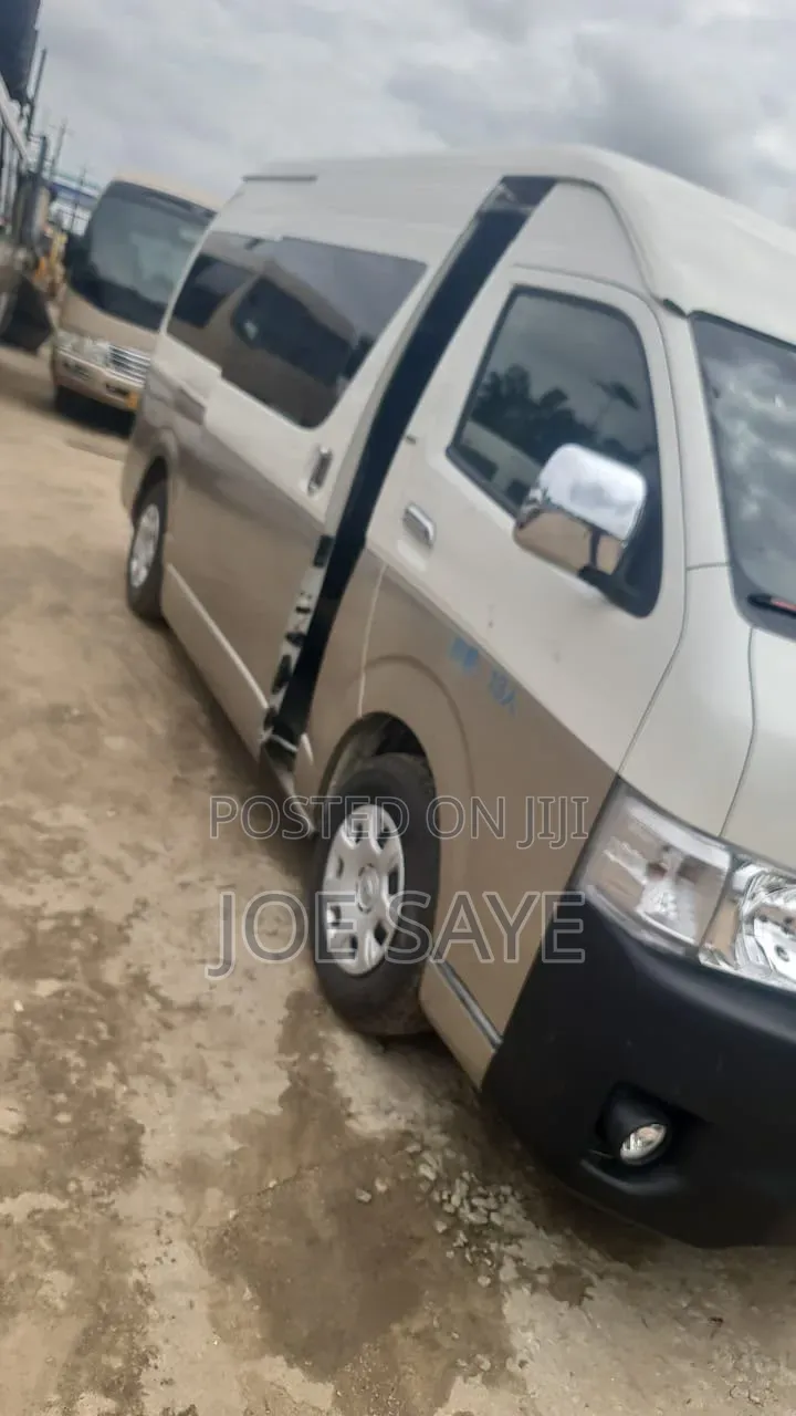 Toyota HiAce 2018 White