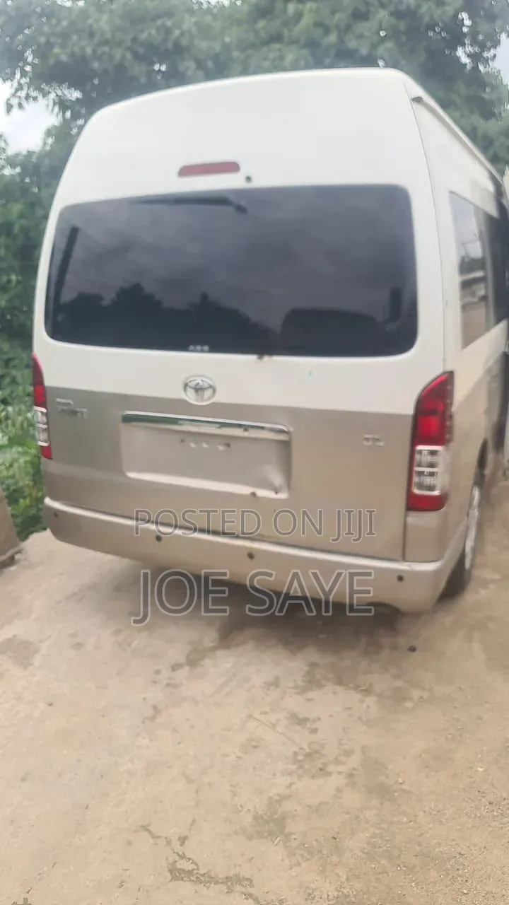 Toyota HiAce 2018 White