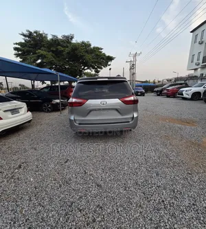 Toyota Sienna LE AWD (3.5L 6cyl 8A) 2018 Silver