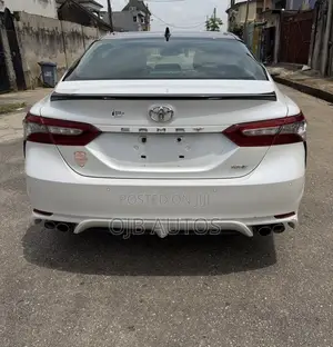 Toyota Camry XSE FWD (2.5L 4cyl 8AM) 2018 White