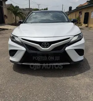 Toyota Camry XSE FWD (2.5L 4cyl 8AM) 2018 White