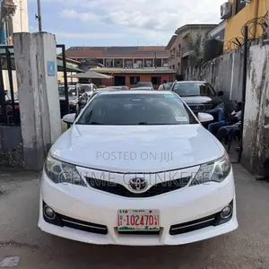 Toyota Camry SE V6 4dr Sedan (3.5L 6cyl 6A) 2013 White