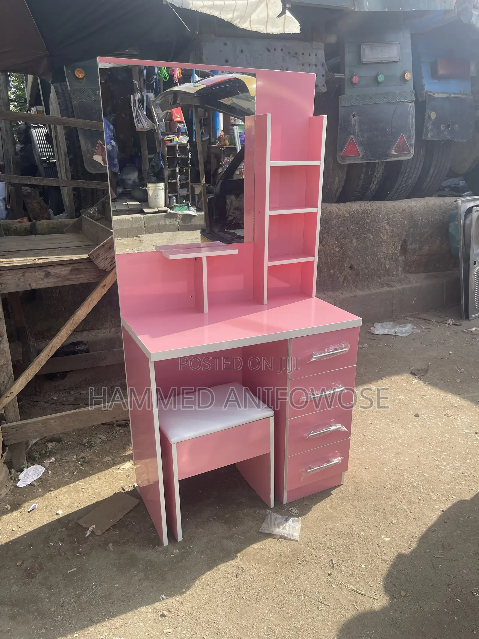 Dreesing Mirror With Stool