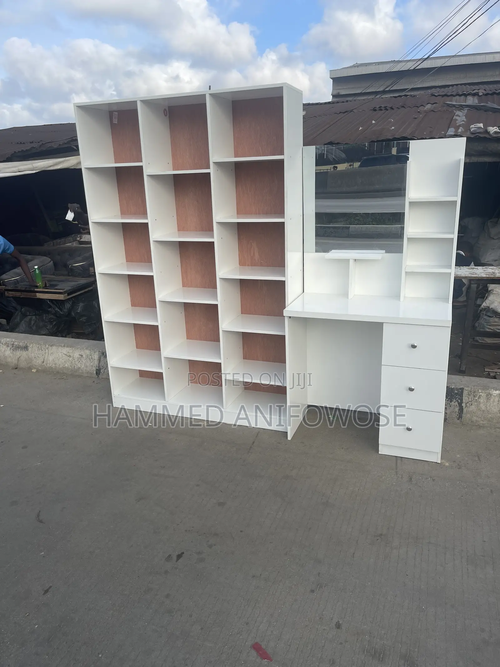 Dreesing Mirror With Show Rack