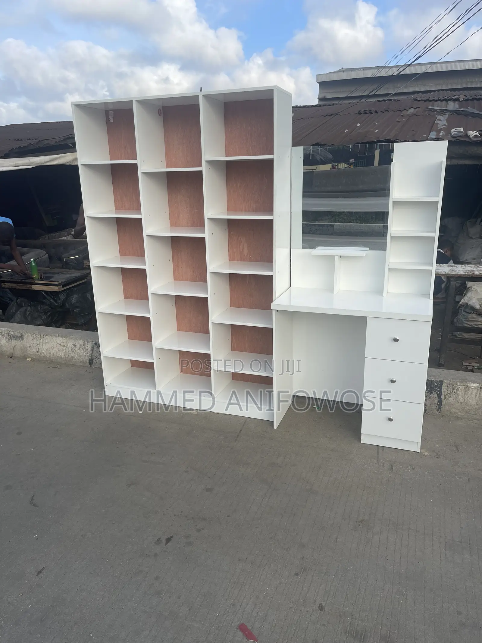 Dreesing Mirror With Show Rack