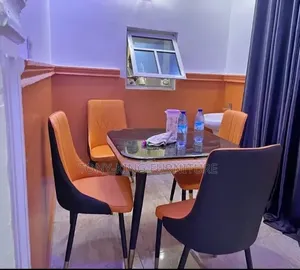 4-Seater Luxury Dining Set Featuring a Black Marble Top With Metal Leg