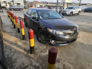 Toyota Camry SE 4dr Sedan w/Prod. End 11/13 (2.5L 4cyl 6A) 2014 Blue
