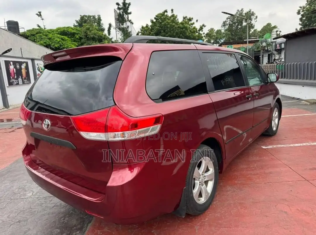 Toyota Sienna 2011 Red