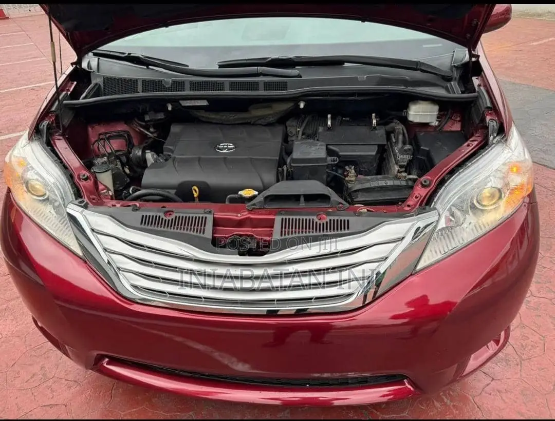 Toyota Sienna 2011 Red