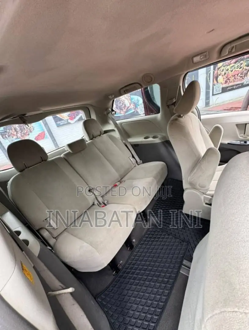 Toyota Sienna 2011 Red