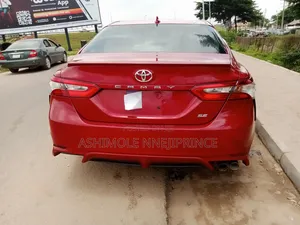 Toyota Camry SE FWD (2.5L 4cyl 8AM) 2018 Red