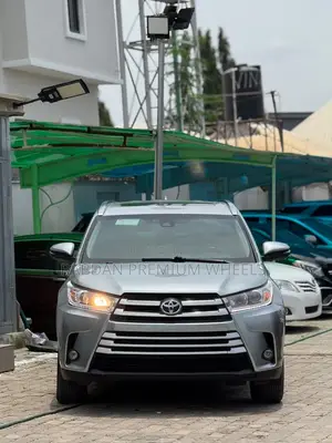 Toyota Highlander XLE 4x4 V6 (3.5L 6cyl 8A) 2018 Silver