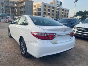 Toyota Camry SE w/Special Edition Pkg (2.5L 4cyl 6A) 2016 White
