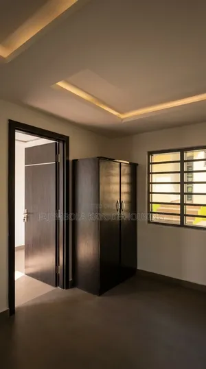 3bdrm Block of Flats in Abayomi, Iwo Road for rent