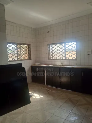 4bdrm Block of Flats in Area 1 for rent