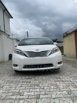 Toyota Sienna LE 8 Passenger 2011 White
