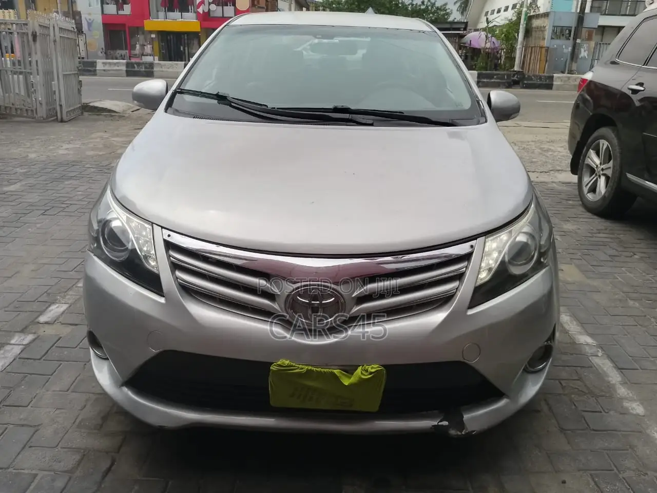 Toyota Avensis 2015 Silver