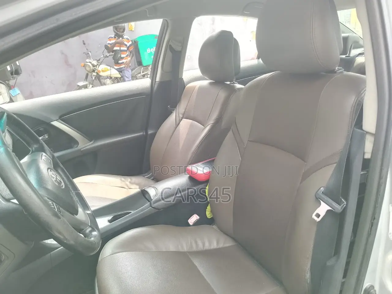 Toyota Avensis 2015 Silver