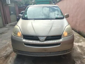 Toyota Sienna XLE AWD (3.3L V6 5A) 2004 Gold