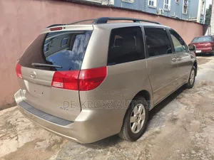 Toyota Sienna XLE AWD (3.3L V6 5A) 2004 Gold