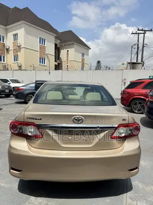 Toyota Corolla 2012 Gold