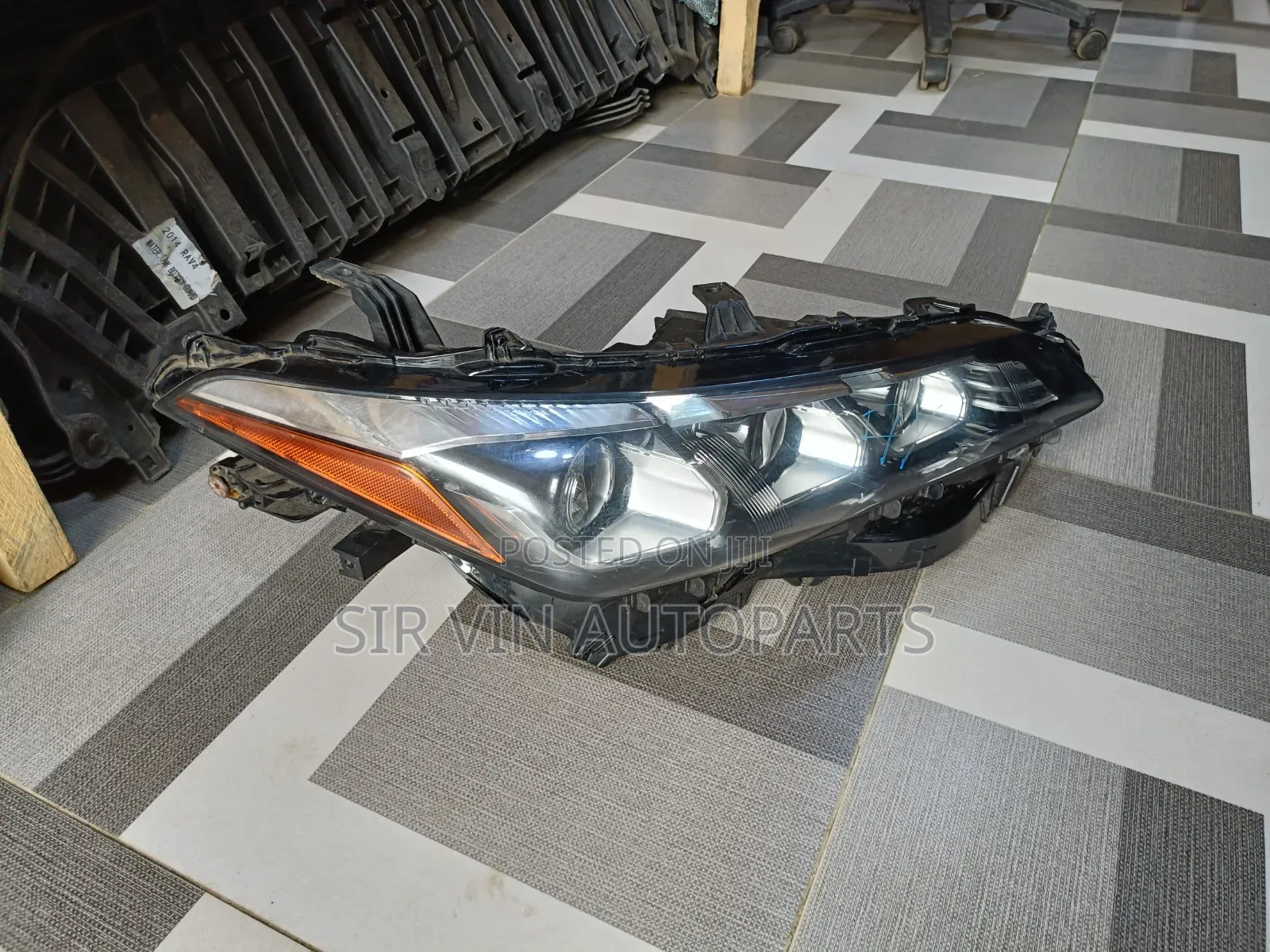 Headlight Toyota Avalon 2020
