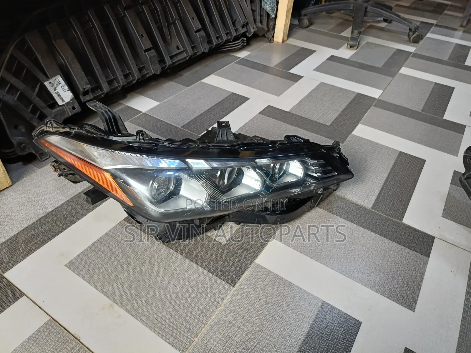 Headlight Toyota Avalon 2020