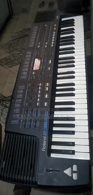 Roland E-36 Intelligent Synthesizer Keyboard (61 Keys) – Used