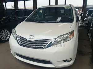 Toyota Sienna XLE 7 Passenger (3.5L 6cyl 6A) 2016 White